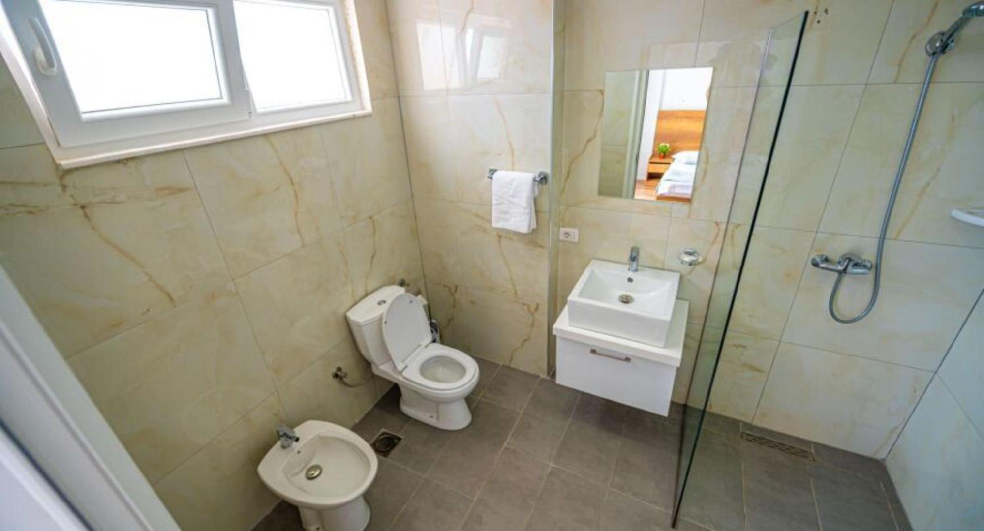 Hotel Besani Durrës Esterno foto
