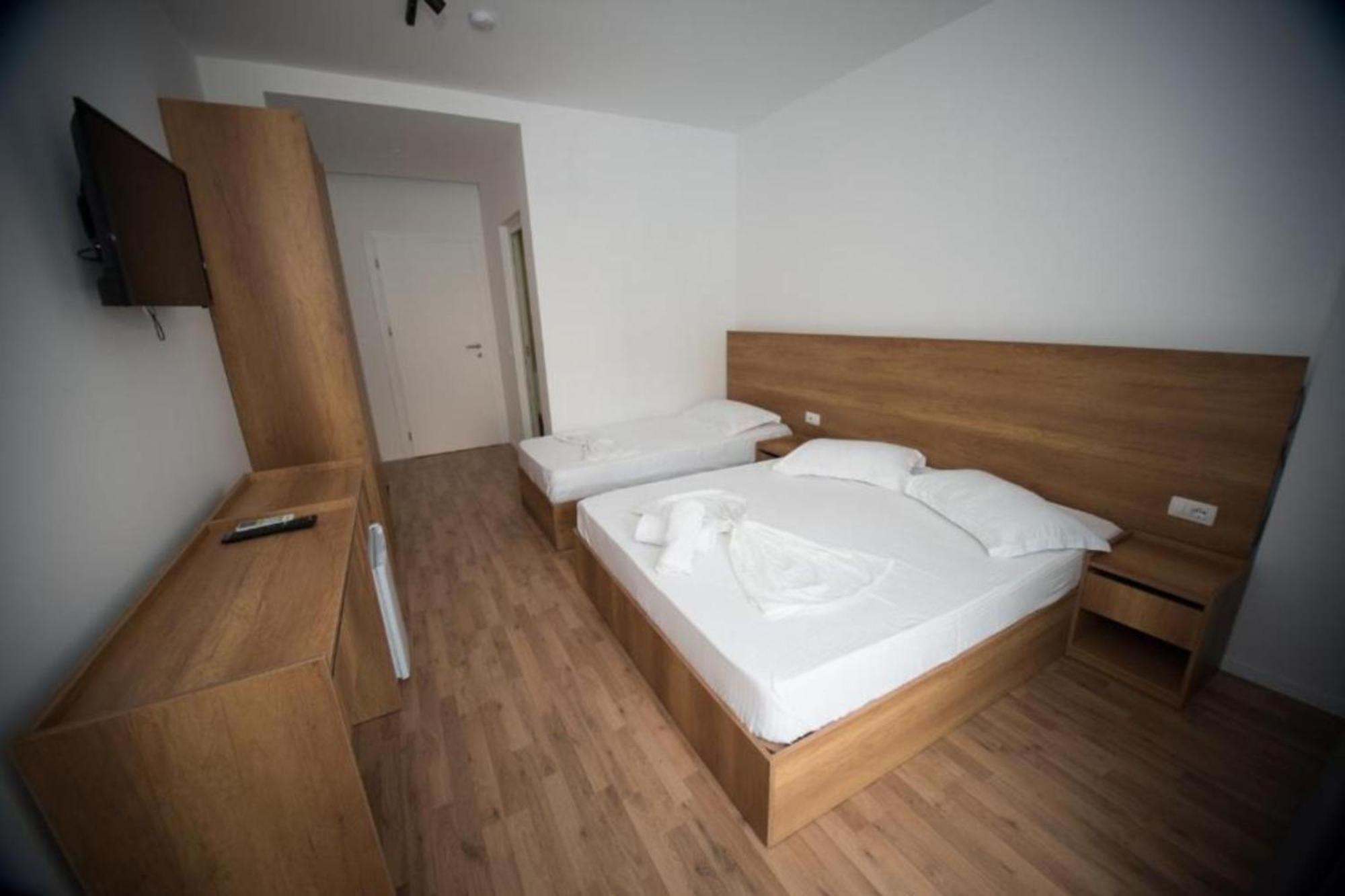 Hotel Besani Durrës Esterno foto