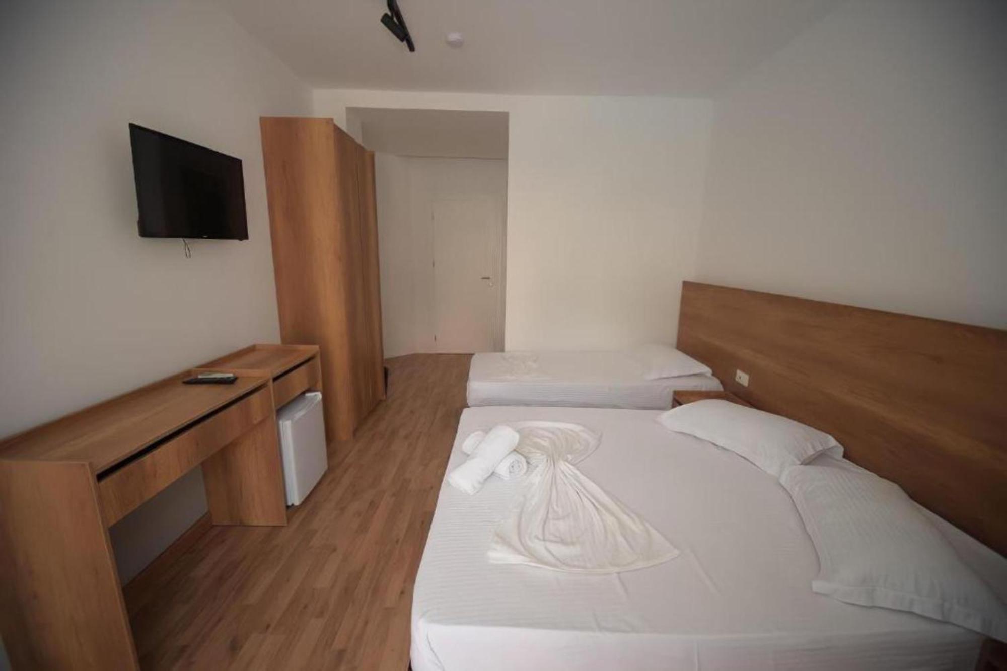 Hotel Besani Durrës Esterno foto